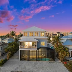 8214 Papa's Boat House Private Beach House: Heated Pool & Ocean